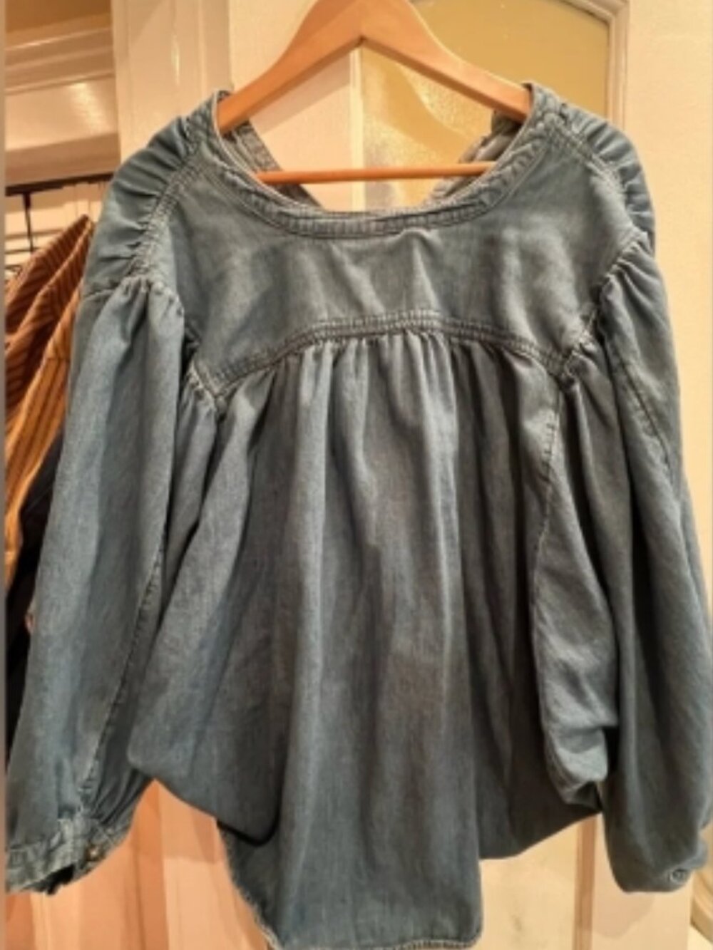 EUC Pilcro Sidney Batwing Blouse chambray edition denim medium blue - Picture 5 of 5